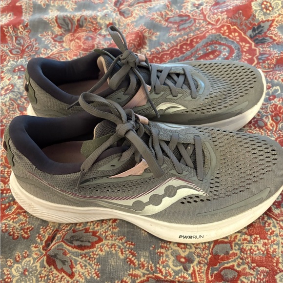 Saucony PWR RUN Women’s Gray and Pink Running Sneakers - Picture 1 of 4